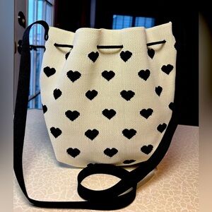 Purse | knit crossbody bucket bag.